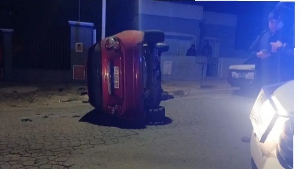 Perdió el control, chocó un auto estacionado y volcó: no tenía licencia ni seguro