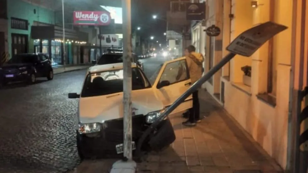Perdió el control del auto y chocó contra un poste en Belgrano al 600