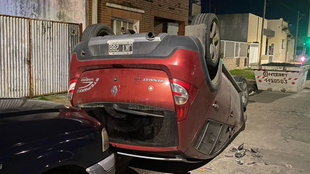 Choque y vuelco en calle Ameghino