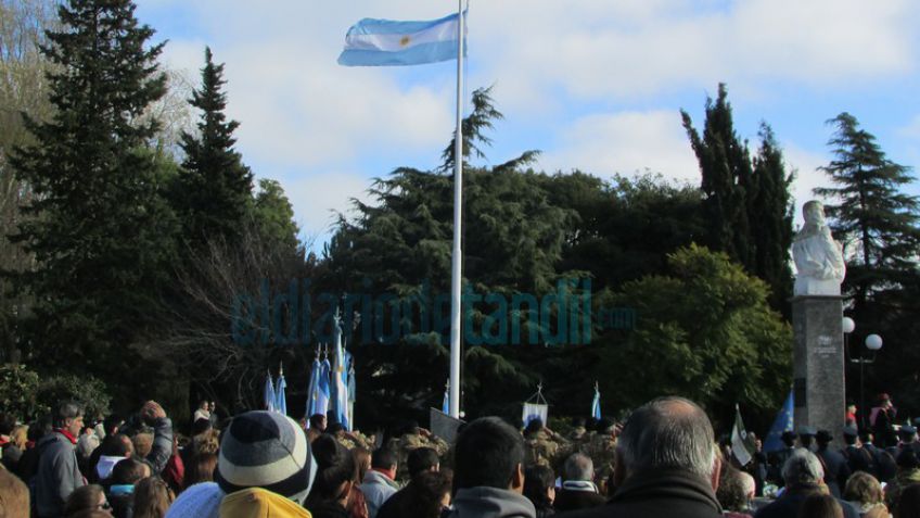 Una multitud celebró el Día de la Bandera