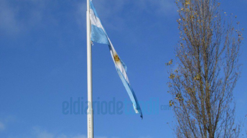Una multitud celebró el Día de la Bandera