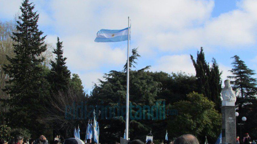Una multitud celebró el Día de la Bandera