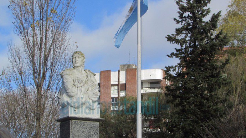 Una multitud celebró el Día de la Bandera