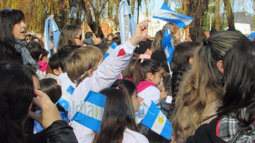 Una multitud celebró el Día de la Bandera