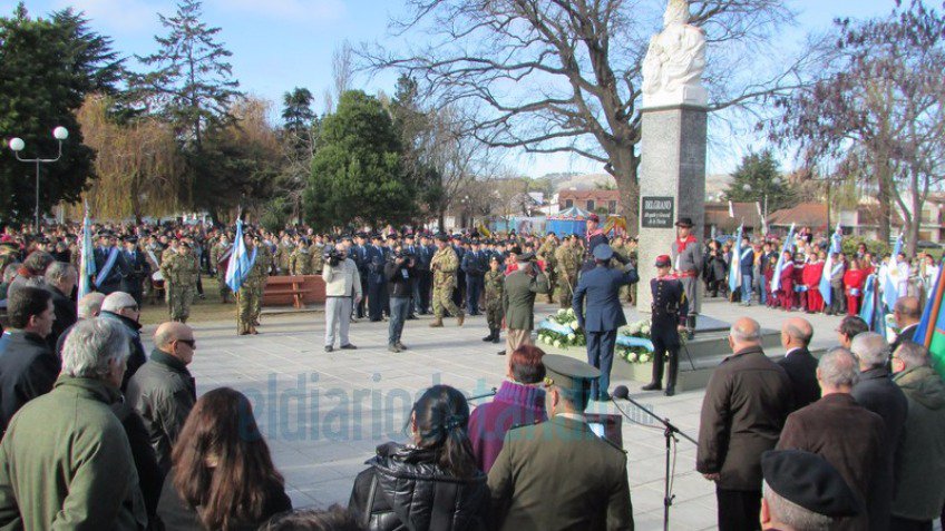 Una multitud celebró el Día de la Bandera