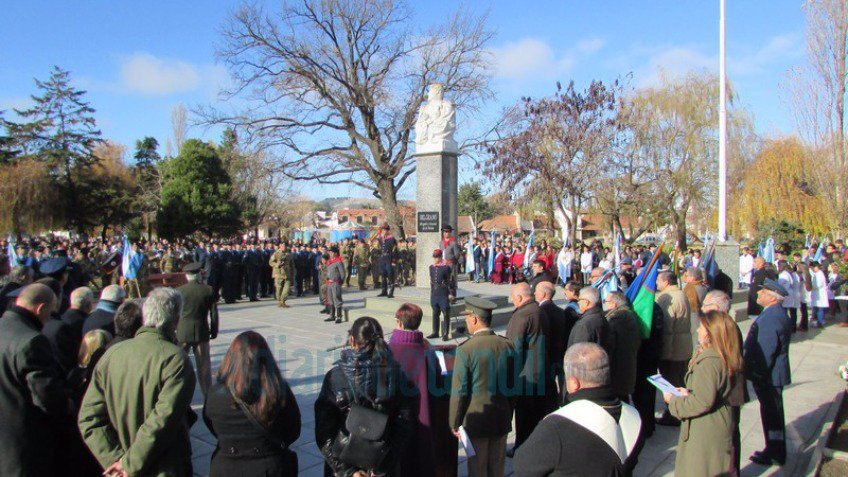 Una multitud celebró el Día de la Bandera