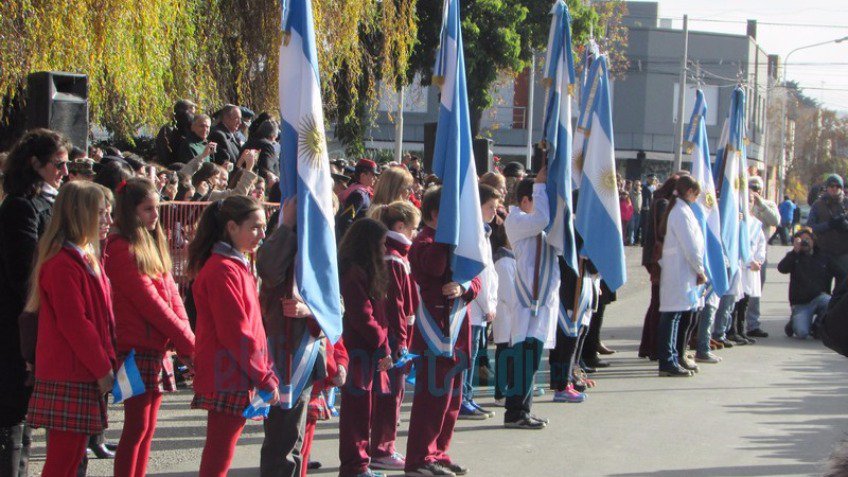 Una multitud celebró el Día de la Bandera