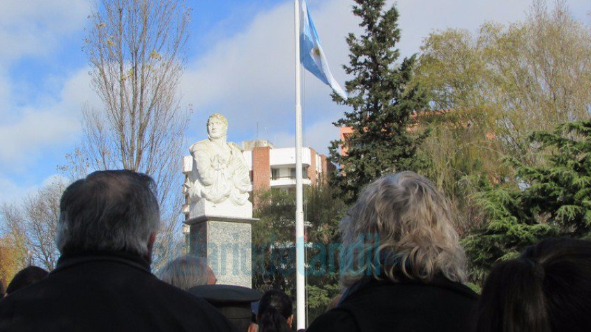 Una multitud celebró el Día de la Bandera