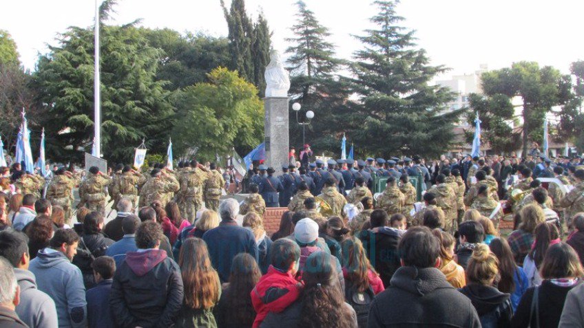 Una multitud celebró el Día de la Bandera