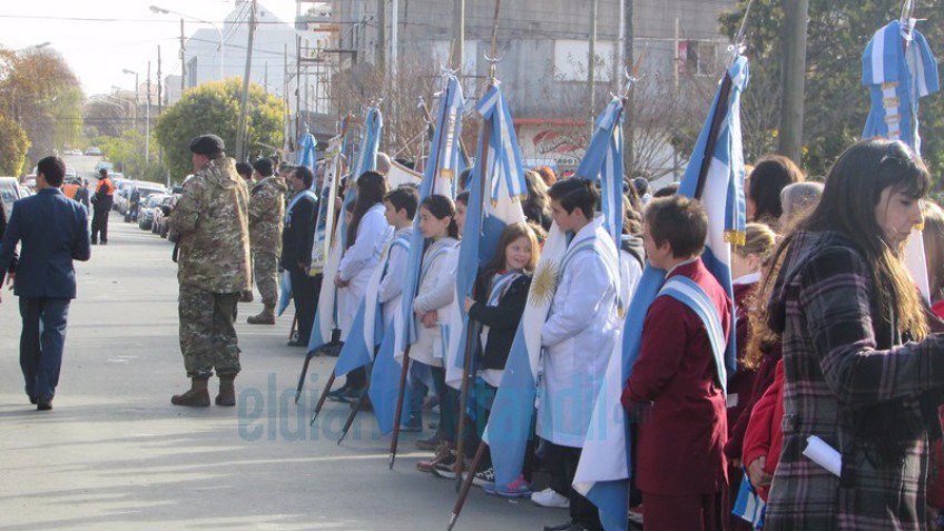Una multitud celebró el Día de la Bandera