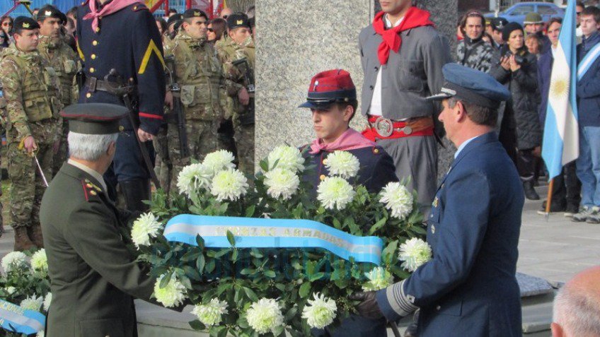 Una multitud celebró el Día de la Bandera