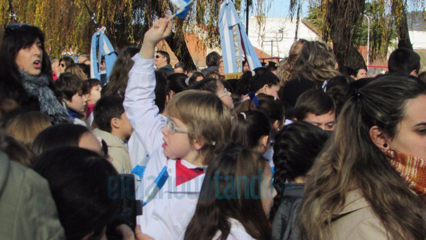 Una multitud celebró el Día de la Bandera