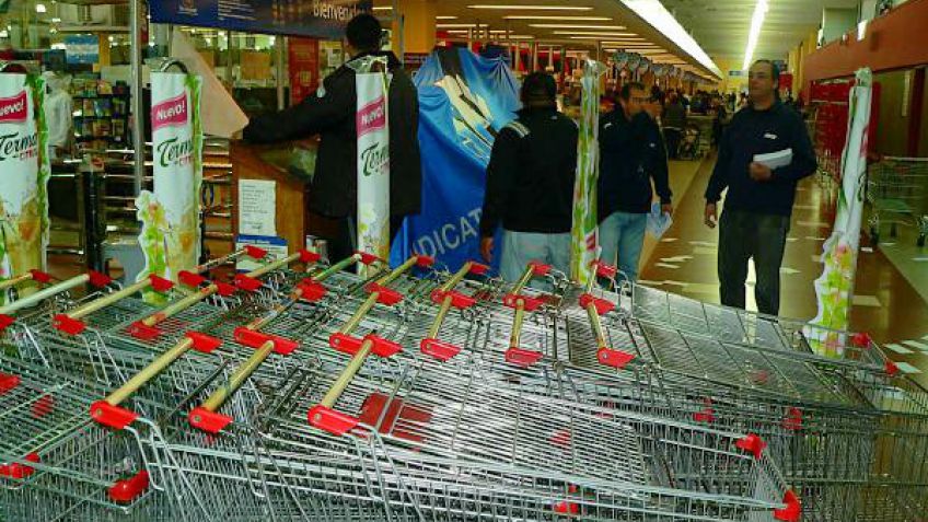 Los supermercados cierran sucursales y despiden gente