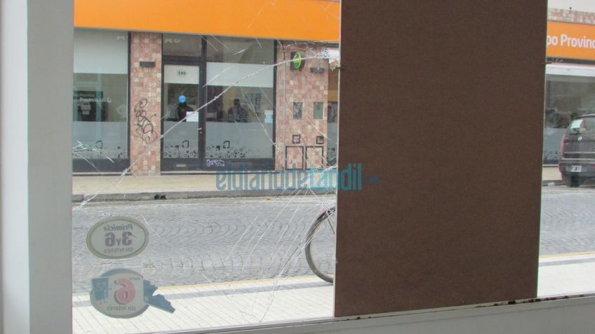 Robaron una boutique rompiendo un ventanal