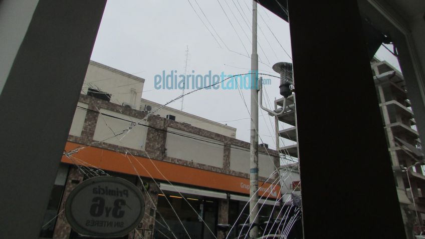 Robaron una boutique rompiendo un ventanal
