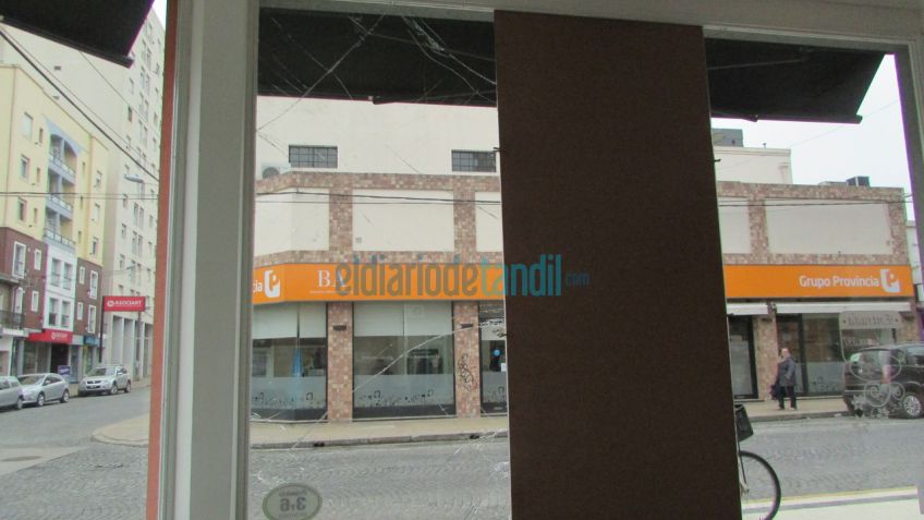 Robaron una boutique rompiendo un ventanal