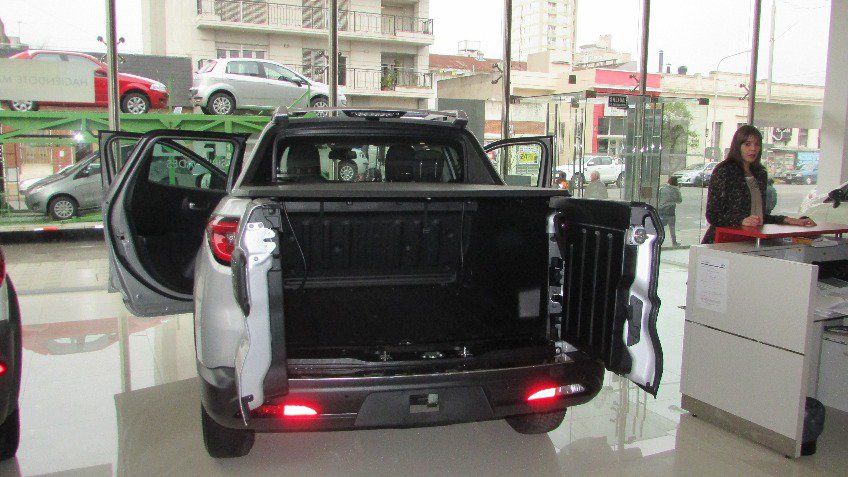 Bahía Automotores presentó la nueva "Toro" de Fiat