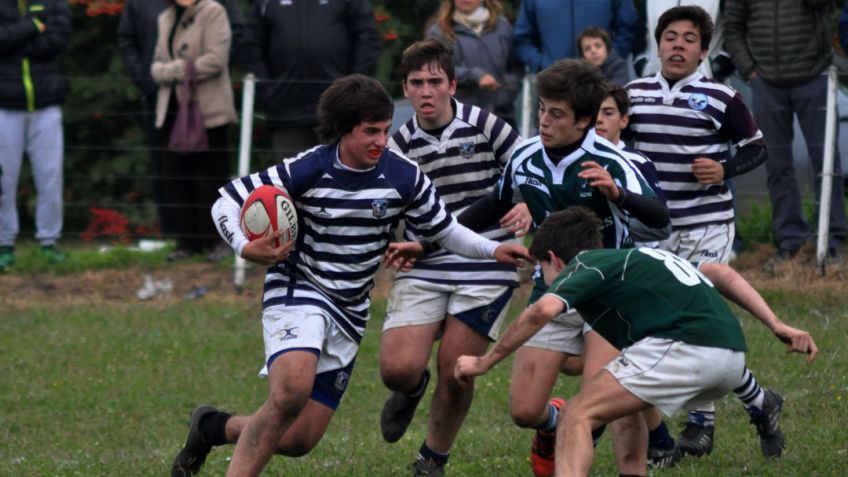 Los 50 visita a Universitario en juveniles