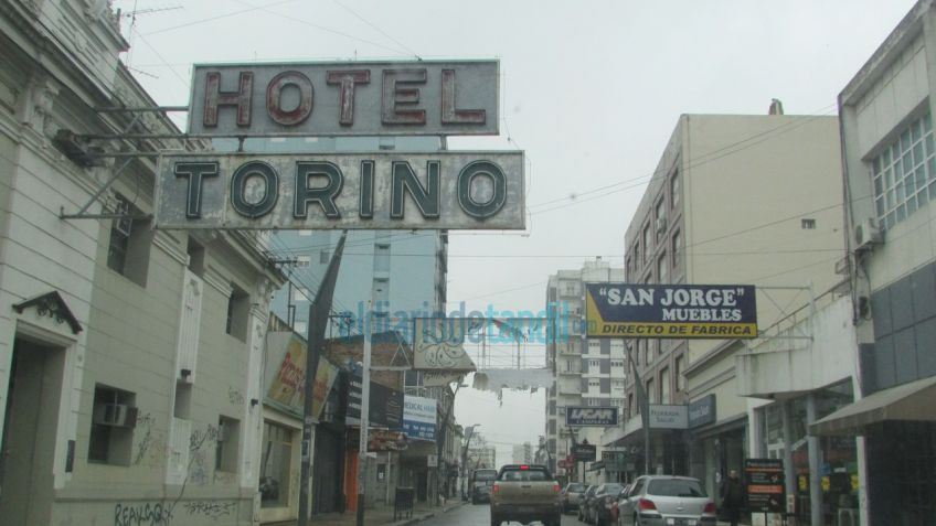 El cartel que se desarma sobre la calle