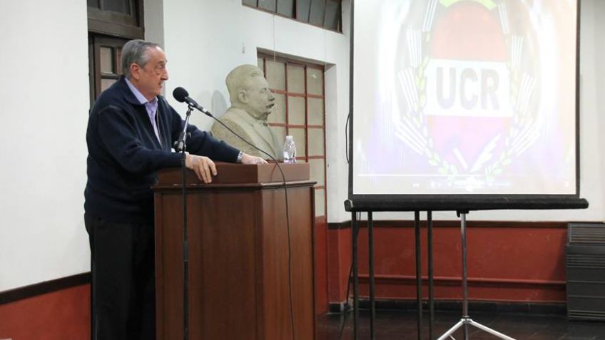 Illia fue recordado en una noche de tristeza, melancolía y existencialismo