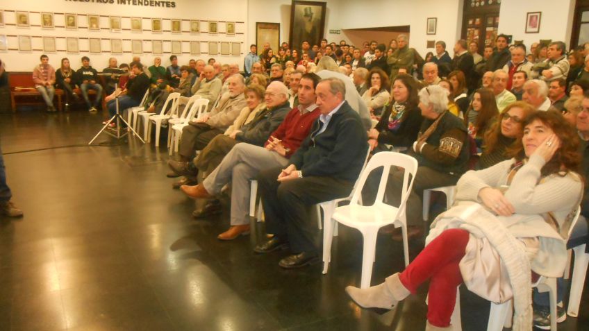 Illia fue recordado en una noche de tristeza, melancolía y existencialismo
