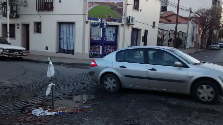 Un mojón en la calle 9 de Julio