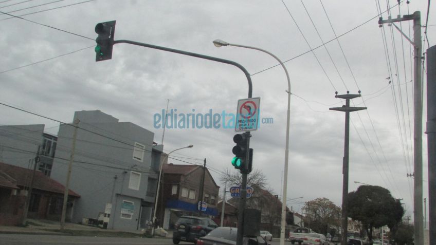 Semáforo y "prohibido doblar a la izquierda" en Moreno y Avellaneda