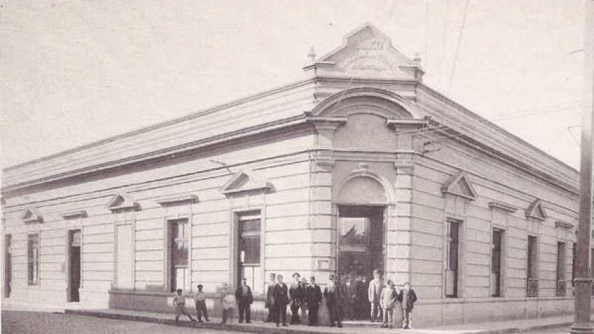 La Fachada Original Del Banco Comercial 