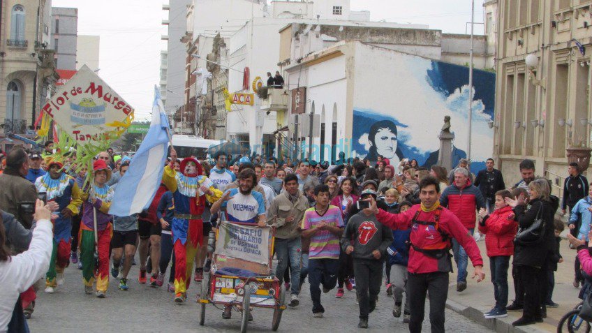 Llegó Martín: emotivo y multitudinario recibimiento para el atleta tandilense