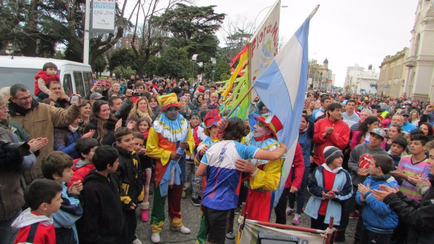 Llegó Martín: emotivo y multitudinario recibimiento para el atleta tandilense