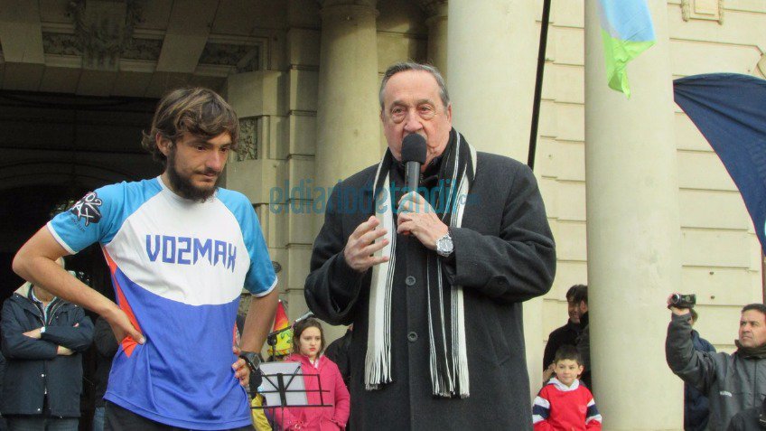 Llegó Martín: emotivo y multitudinario recibimiento para el atleta tandilense