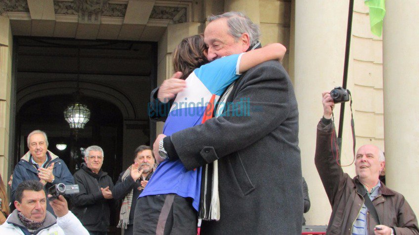 Llegó Martín: emotivo y multitudinario recibimiento para el atleta tandilense