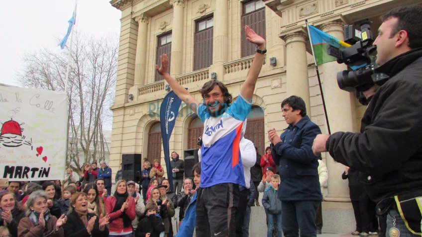 Llegó Martín: emotivo y multitudinario recibimiento para el atleta tandilense