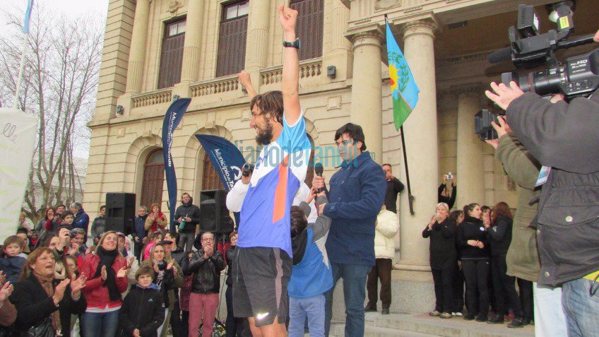 Llegó Martín: emotivo y multitudinario recibimiento para el atleta tandilense