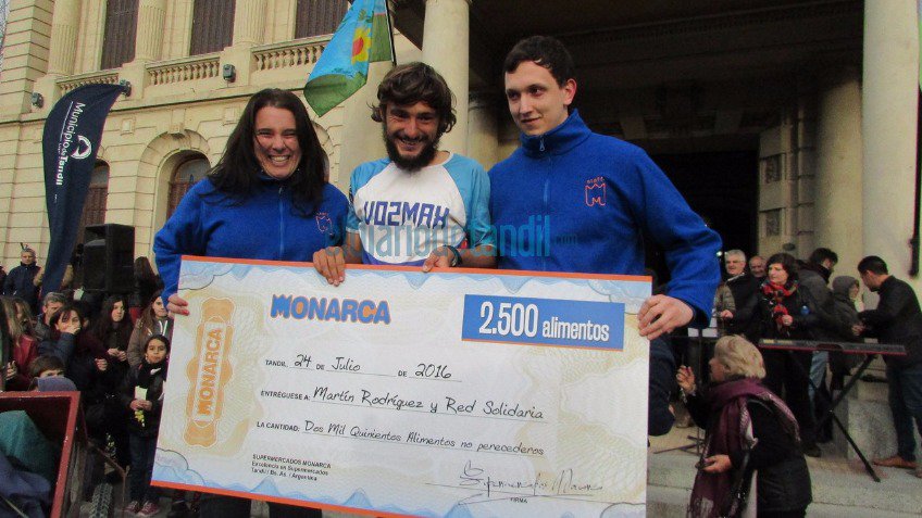Llegó Martín: emotivo y multitudinario recibimiento para el atleta tandilense