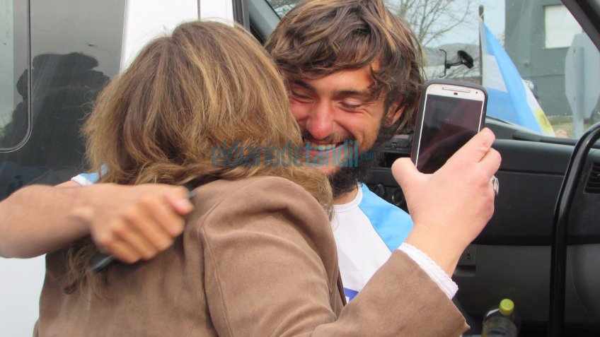 Llegó Martín: emotivo y multitudinario recibimiento para el atleta tandilense