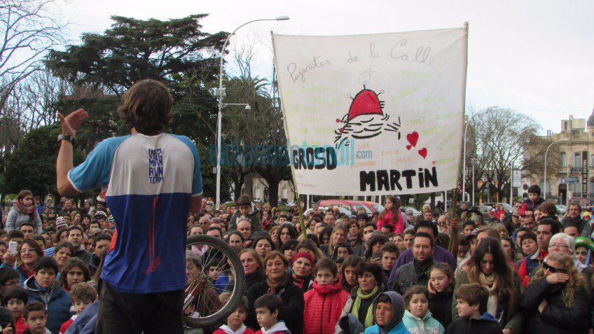 Llegó Martín: emotivo y multitudinario recibimiento para el atleta tandilense