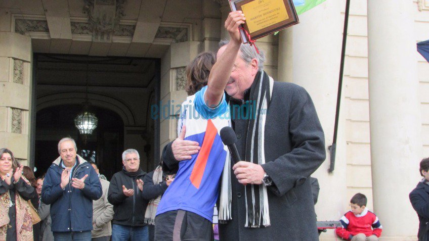 Llegó Martín: emotivo y multitudinario recibimiento para el atleta tandilense