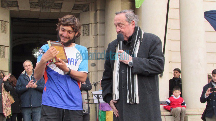 Llegó Martín: emotivo y multitudinario recibimiento para el atleta tandilense
