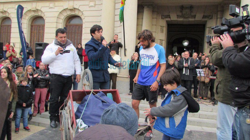 Llegó Martín: emotivo y multitudinario recibimiento para el atleta tandilense