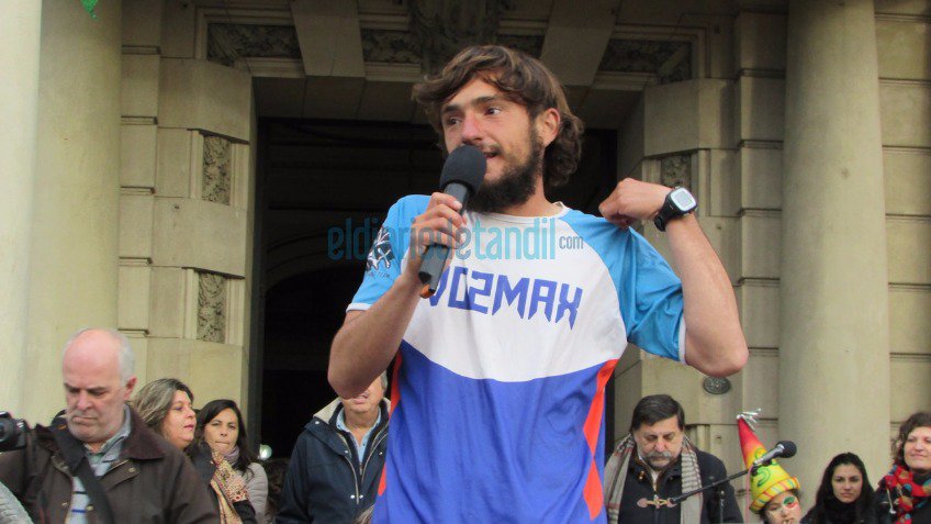Llegó Martín: emotivo y multitudinario recibimiento para el atleta tandilense