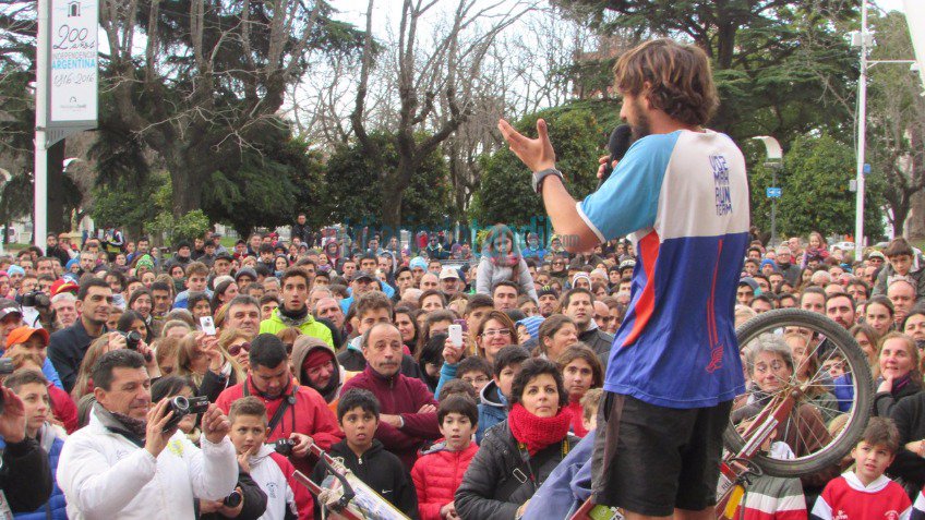 Llegó Martín: emotivo y multitudinario recibimiento para el atleta tandilense