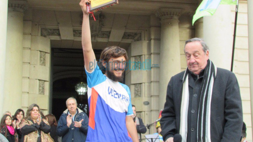 Llegó Martín: emotivo y multitudinario recibimiento para el atleta tandilense