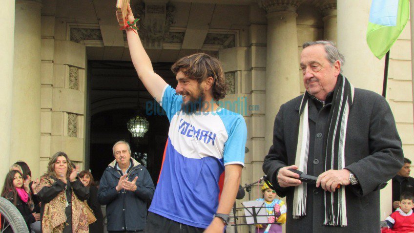 Llegó Martín: emotivo y multitudinario recibimiento para el atleta tandilense