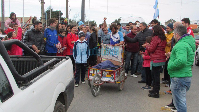 Llegó Martín: emotivo y multitudinario recibimiento para el atleta tandilense