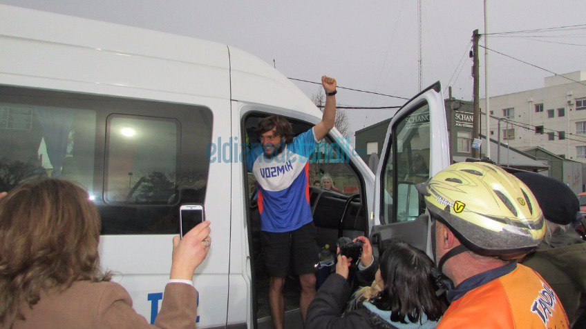 Llegó Martín: emotivo y multitudinario recibimiento para el atleta tandilense