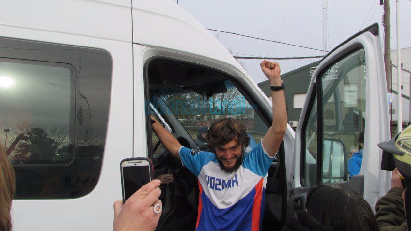 Llegó Martín: emotivo y multitudinario recibimiento para el atleta tandilense