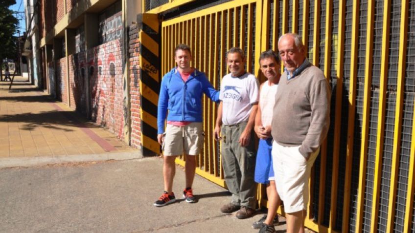 Tandil jugos: Soplado de botellas y últimos ajustes para la vuelta