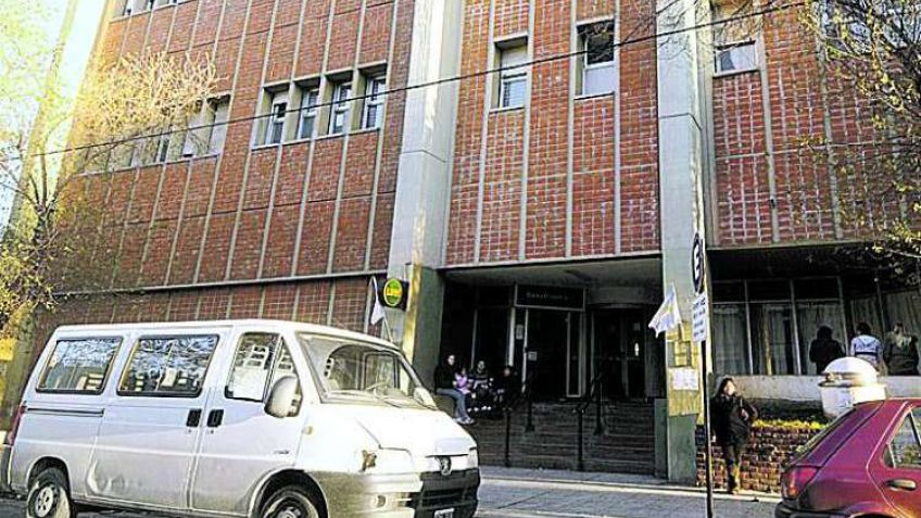 El joven golpeado por su hermano pasó a una habitación común
