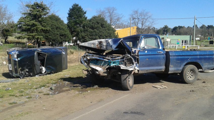 Chocaron una camioneta y huyeron corriendo